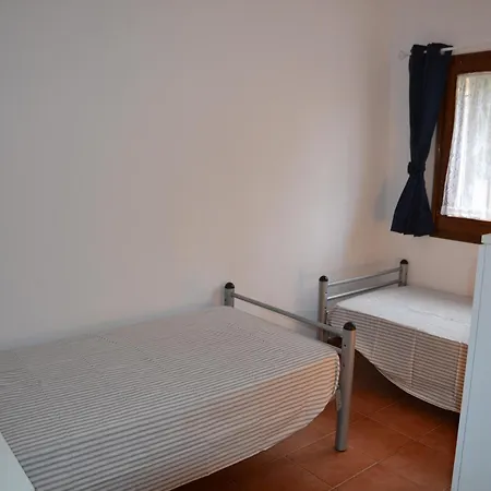 Casa Acogedora Con Jardin Y Piscina En Zona Tranquila Cerca De La Playa En - Es-323-16